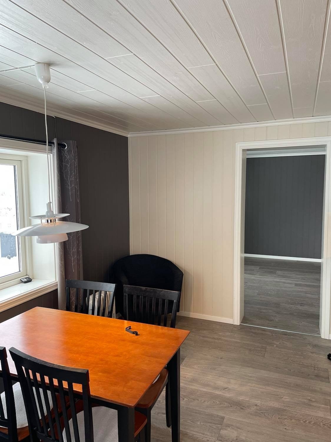 Spisebord på kjøkken, inngang til stue. Galleribilde