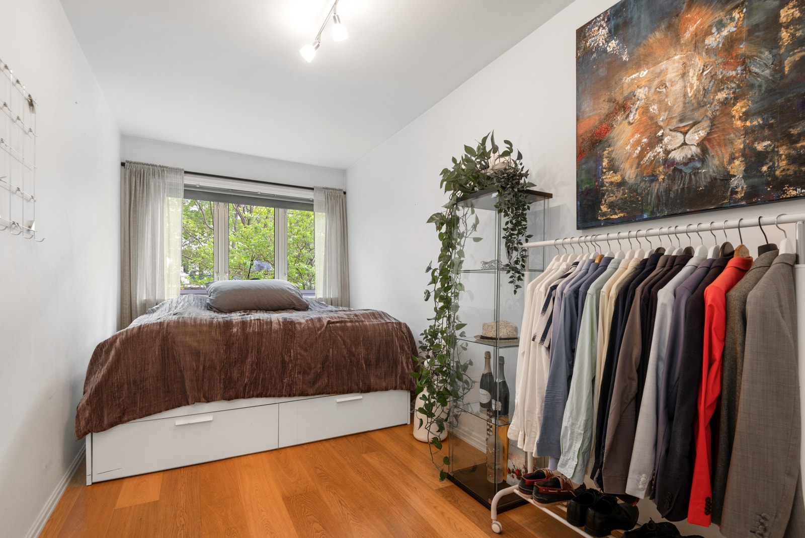 Soverom 2 er på over 12 kvm med god plass til både seng, sofa, tv benk og godt med oppbevaring. Galleribilde