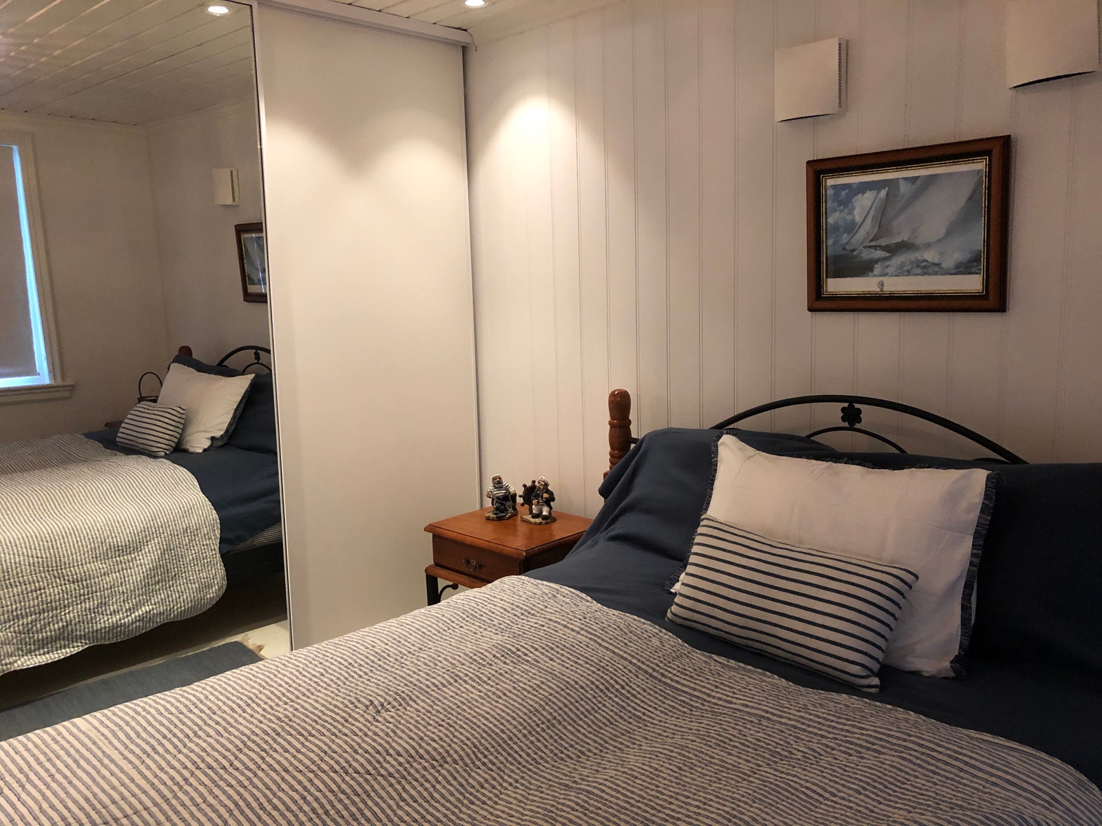 Soverom 1. etg. med stor garderobe plass Galleribilde