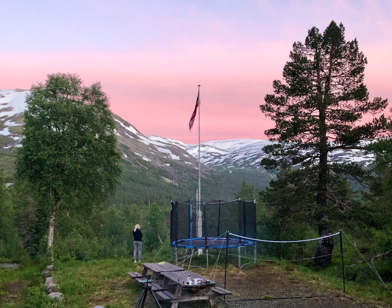 Utsikt fra uteplassen på baksiden (Foto: Siv Helen Lekven) Galleribilde