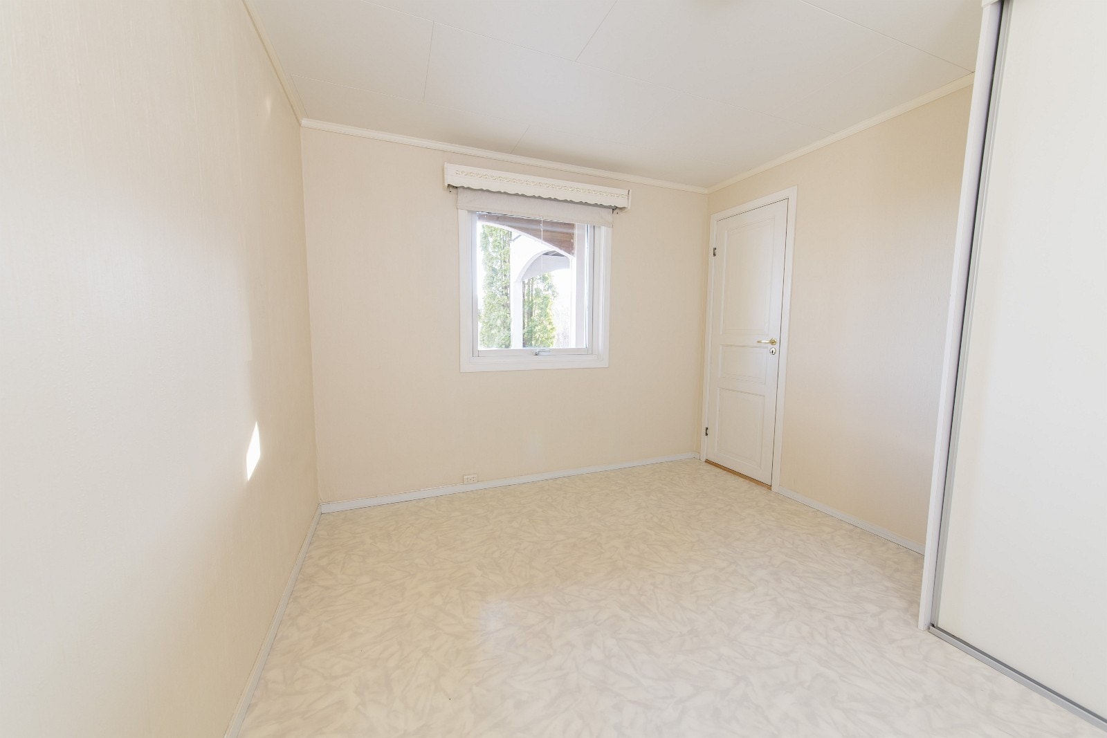 Soverom med god plass for dobbelseng Galleribilde