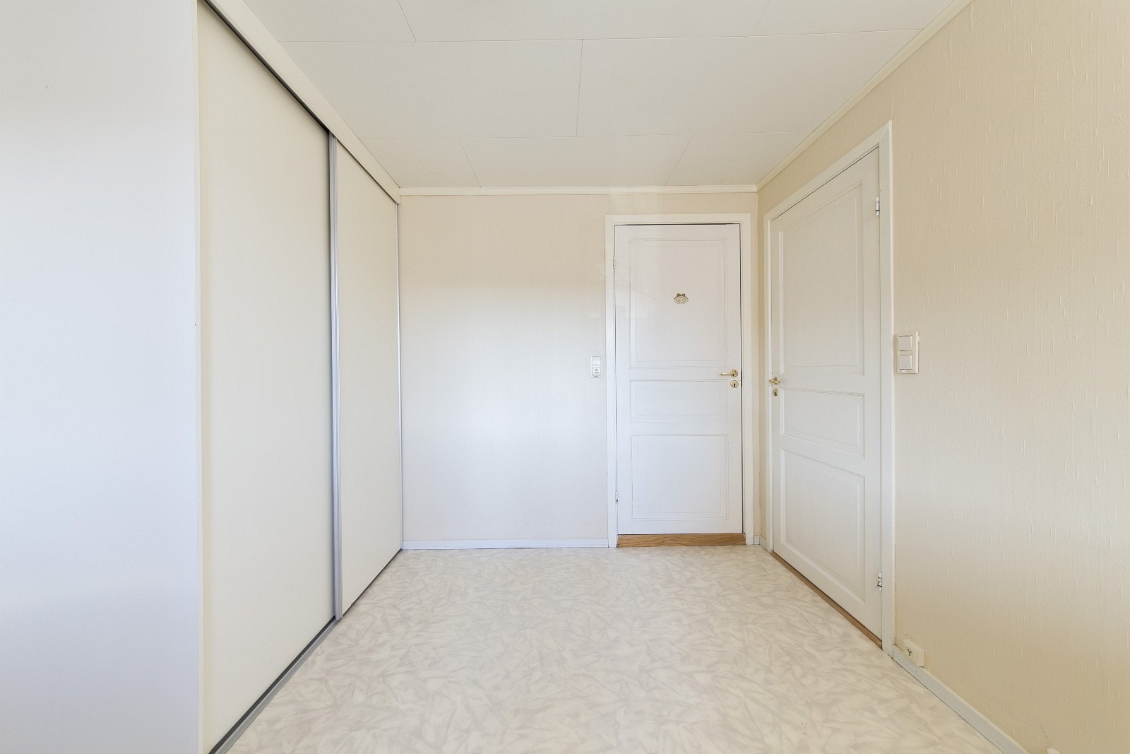 Soverom med inngang til bad Galleribilde