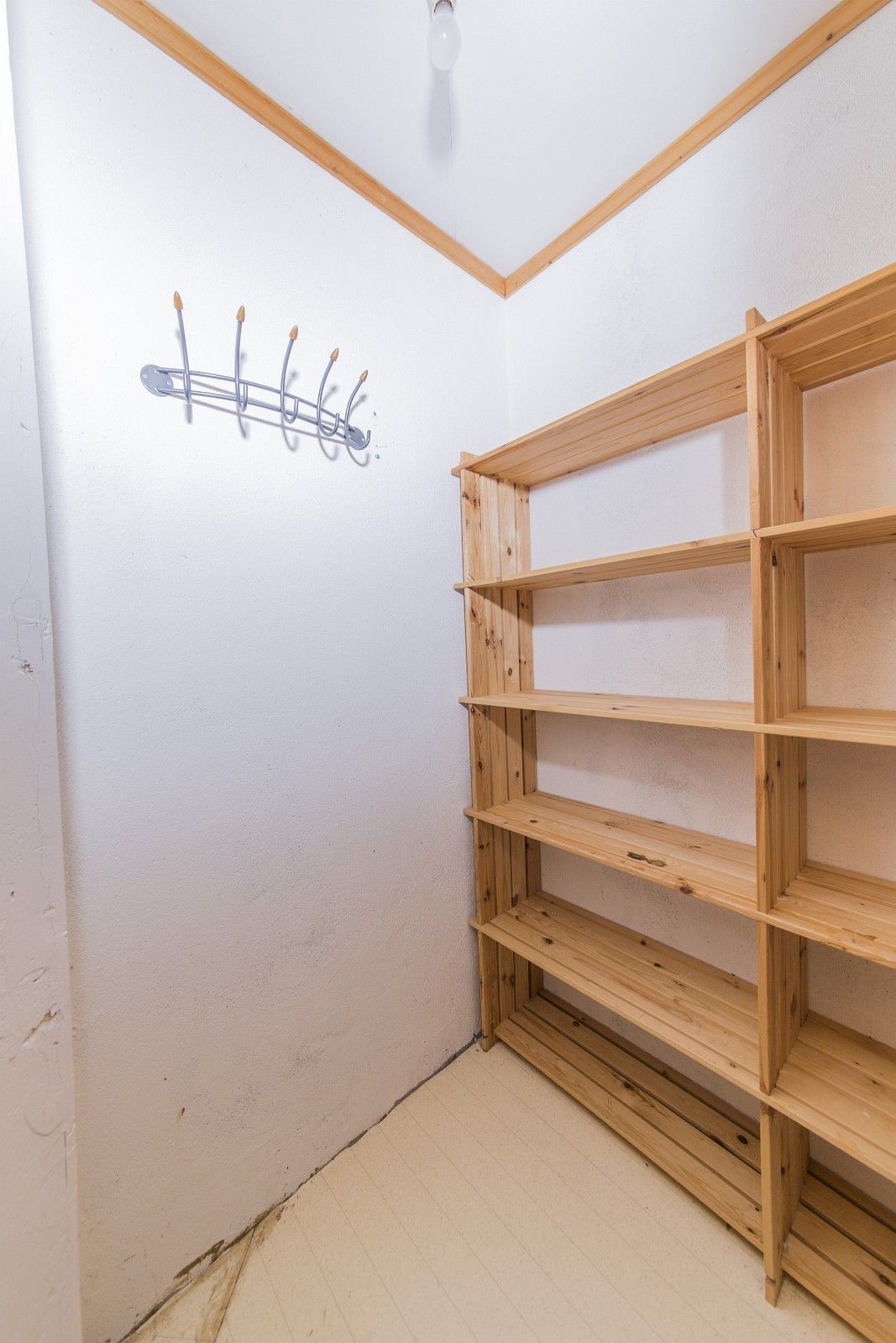 Liten bod med hyller Galleribilde