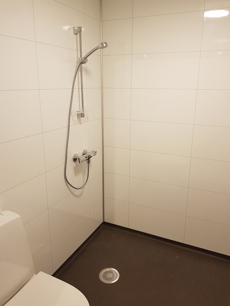 Gammel bilde bad, nå med dusjvegger Galleribilde
