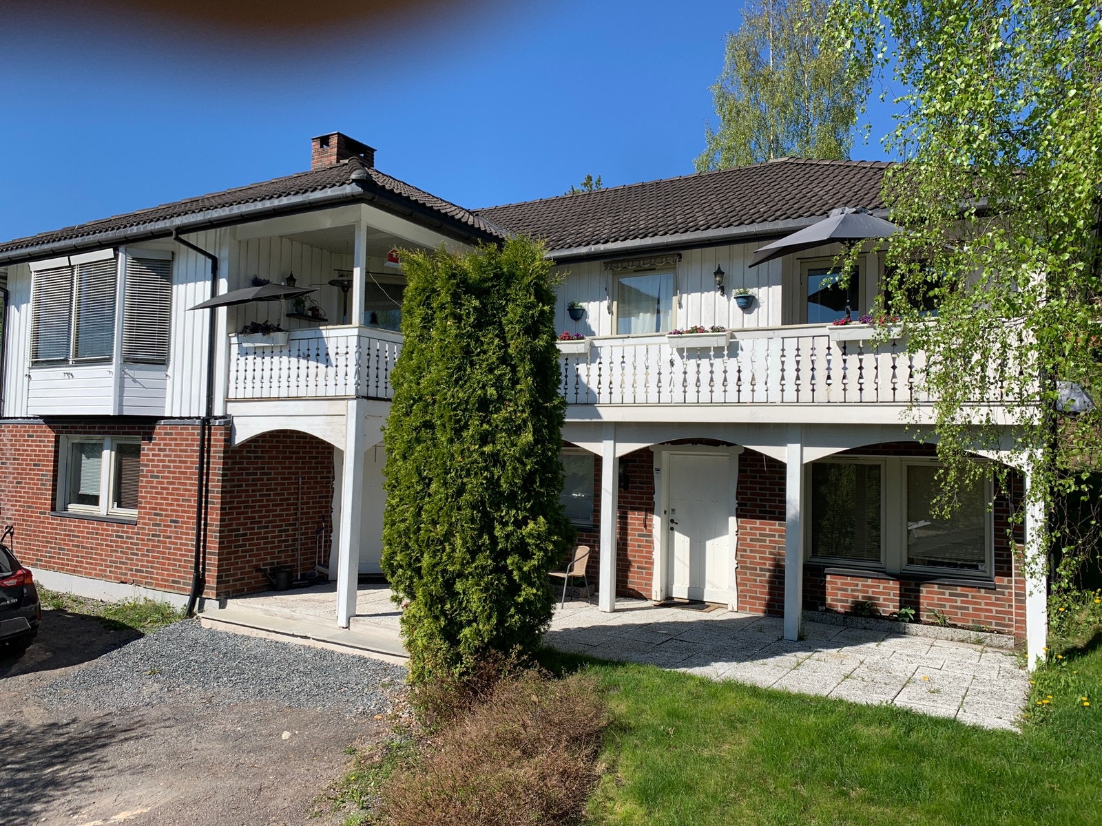 Inngangsparti med uteplass Galleribilde