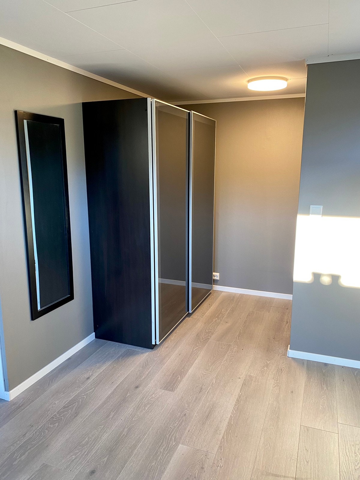 Inngangsparti med stor garderobe. Galleribilde