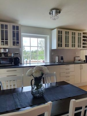 Kjøkkenveggen ut mot verandaen Galleribilde