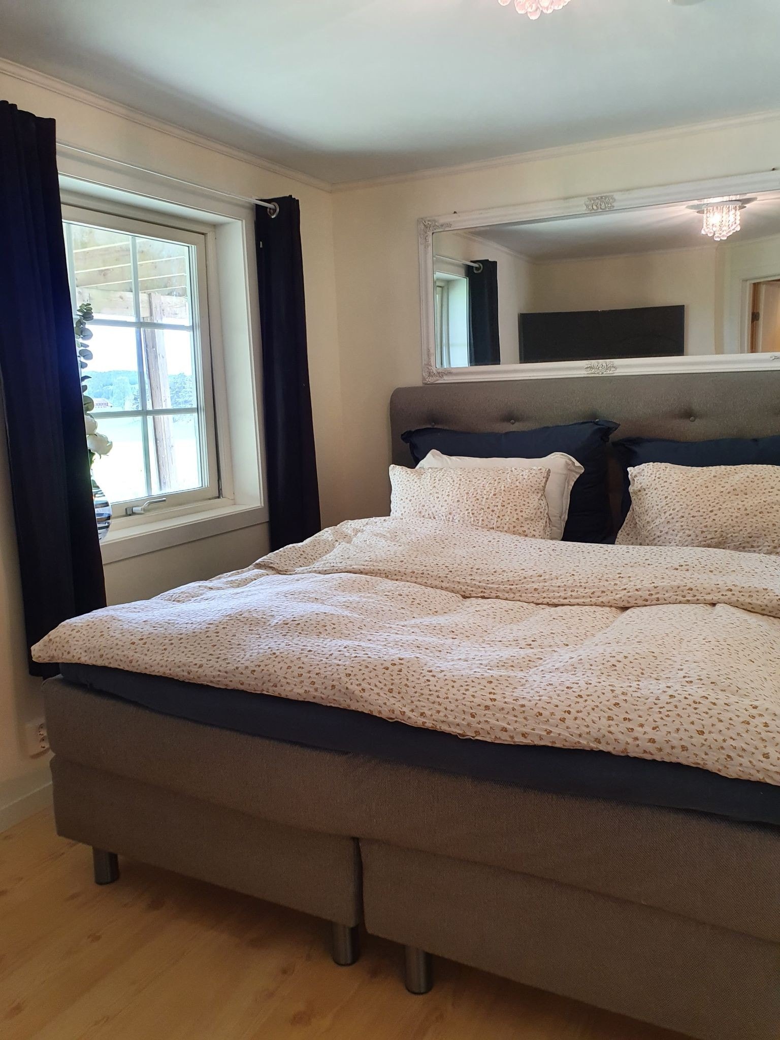 Soverommet med dør til badet Galleribilde