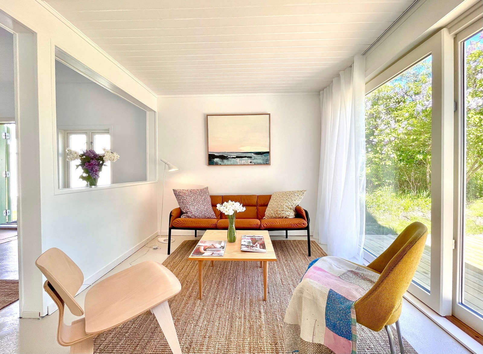 Stue med skyvedør til veranda og usjenert hage. Galleribilde