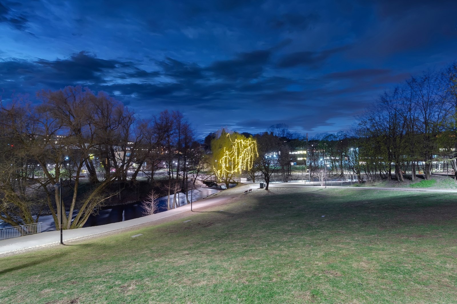 Fra stuen og soverommet er det fri sikt mot Kubaparken, ingen gjenboere. Galleribilde