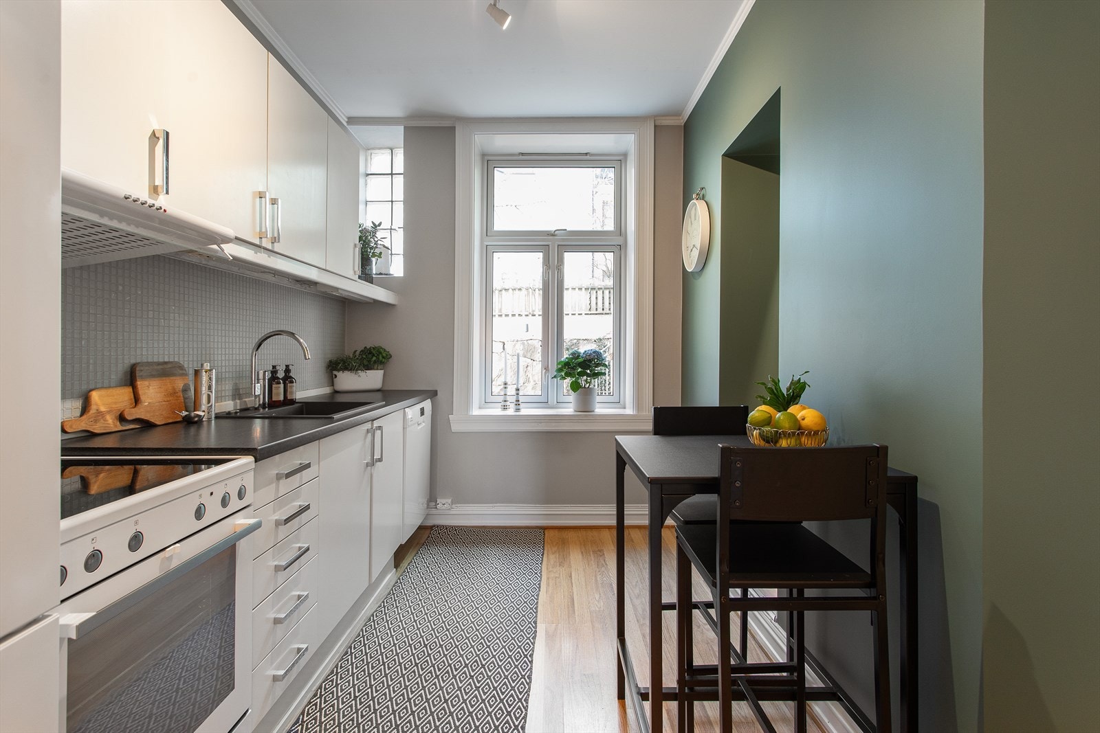 Leilighetens kjøkkeninnredning er pusset opp av tidligere eier. I 2018 ble det lagt ny benkeplate, vask, blandebatteri og kjøleskap. I tillegg ble det montert ny ovn og vifte i 2021. Galleribilde