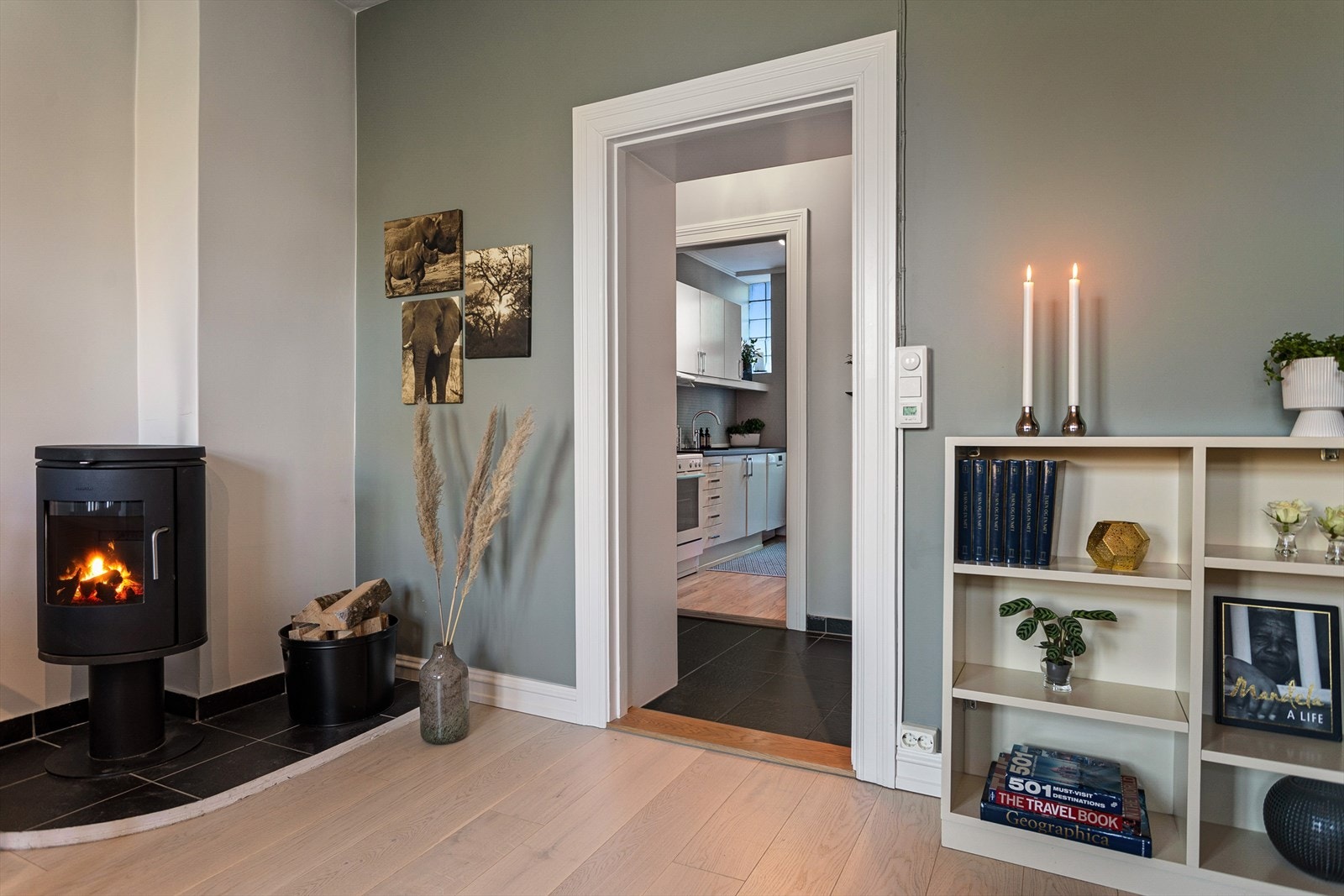 I 2018 pusset nåværende eier opp overflatene med helsparklet og malte vegger, vinduer, lister og tak. Galleribilde