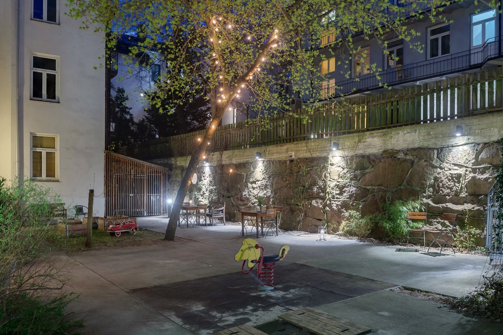 I tillegg til parkområdet rett utenfor leiligheten har du en nydelig bakgård med flere sitteplasser og lekegrupper. Galleribilde