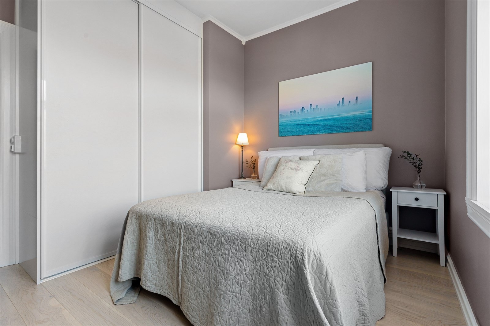 Plassbygget garderobeskap fra 2018. I tillegg er det verdt å nevne at leiligheten disponerer 2 kjellerboder på totalt ca. 11 kvm. Galleribilde