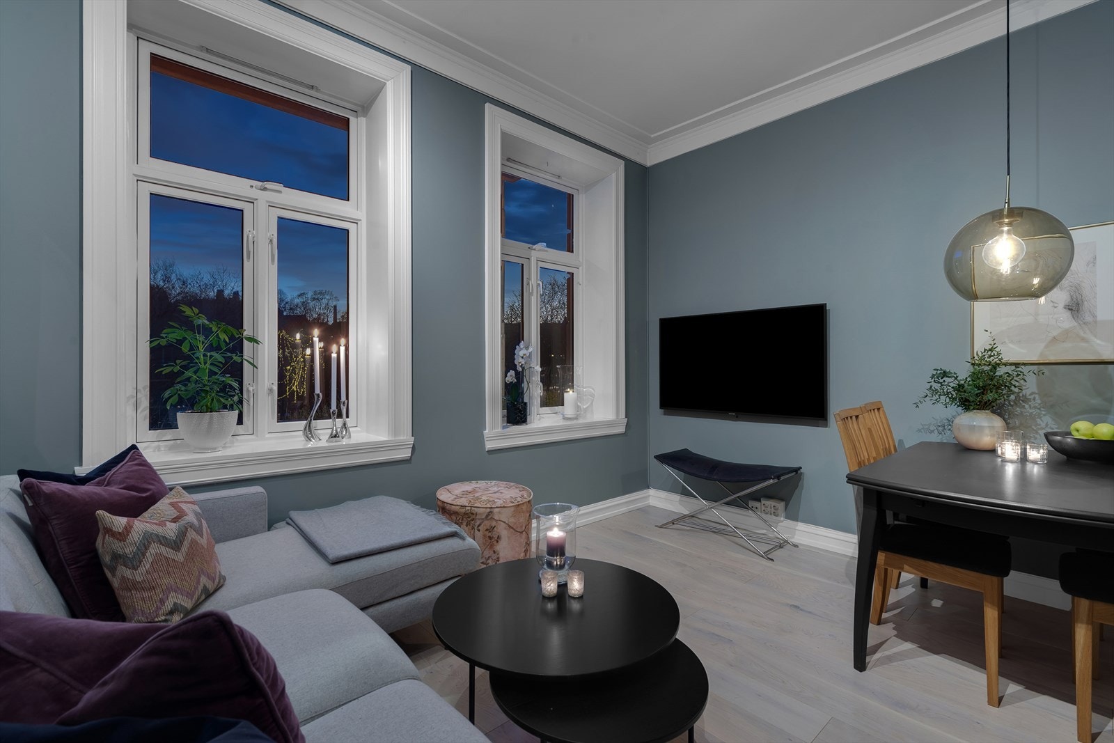 Store vindusflater med utsikt mot grøntarealer. Galleribilde