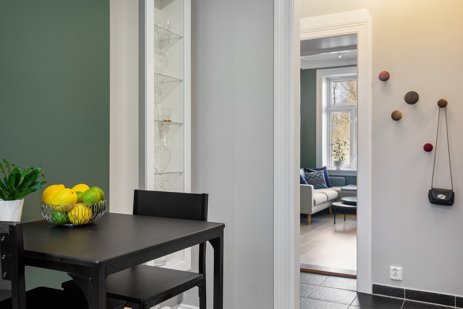 På kjøkkenet er det et smart barbord med sitteplass til to. Galleribilde