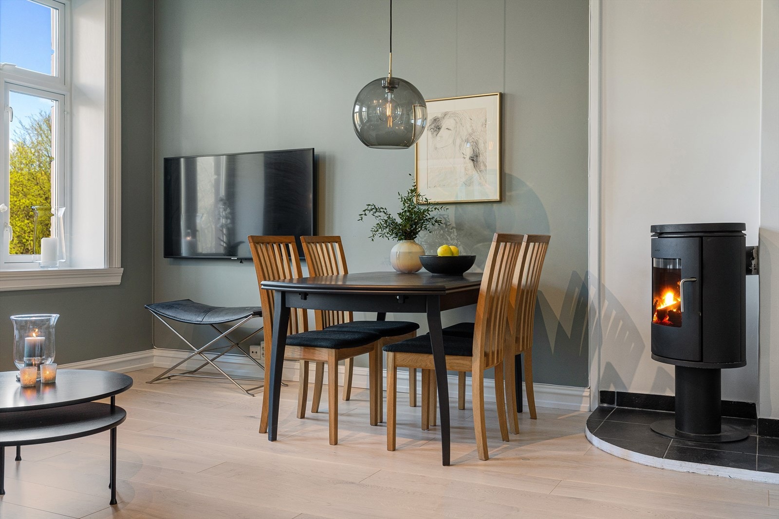 På kalde dager kan peisovnen fyres opp for behagelig innetemperatur. I tillegg er det viktig å nevne at det er montert varme i gulv i stue, soverom og bad. Galleribilde