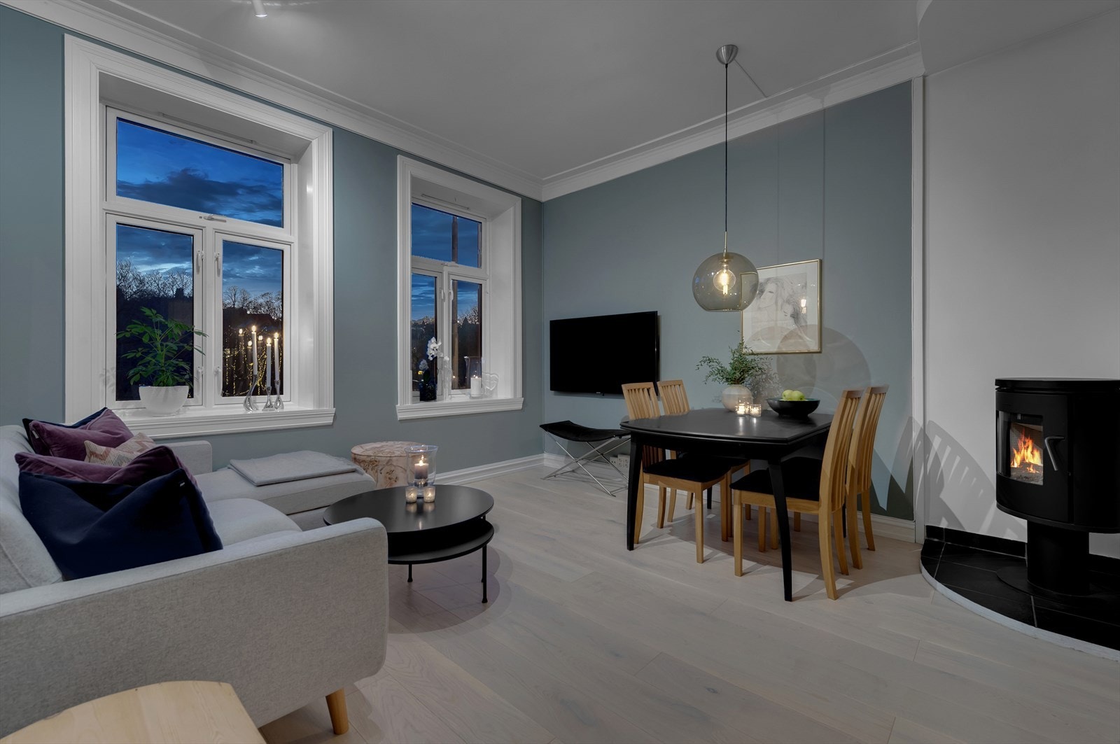 Meget sjarmerende og fin leilighet, pusset opp i 2018 med nye overflater på stue og soverom, herunder med b.la. varme i gulv. Galleribilde