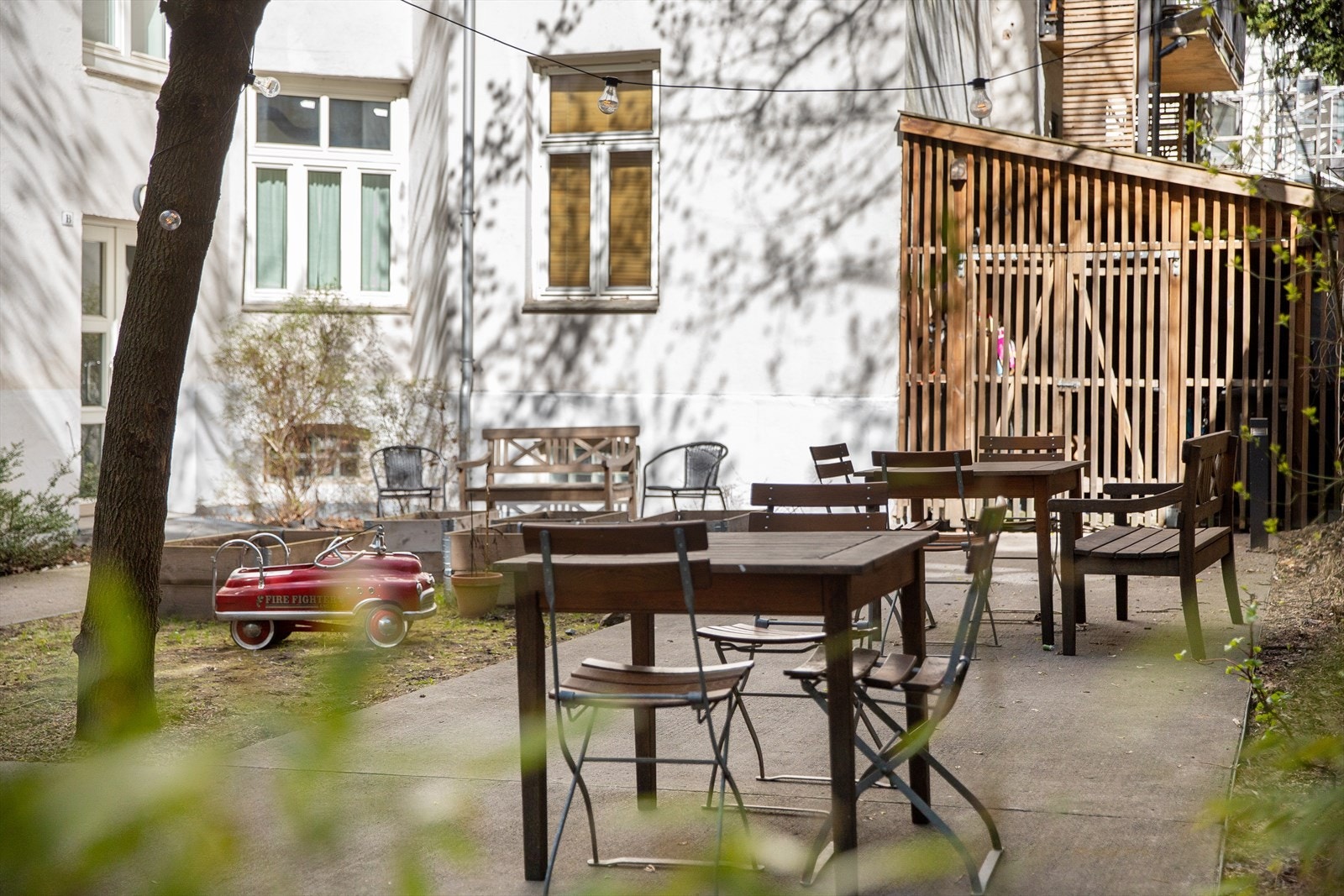 Kort vei fra leiligheten til bakgården med sitteplasser. Galleribilde