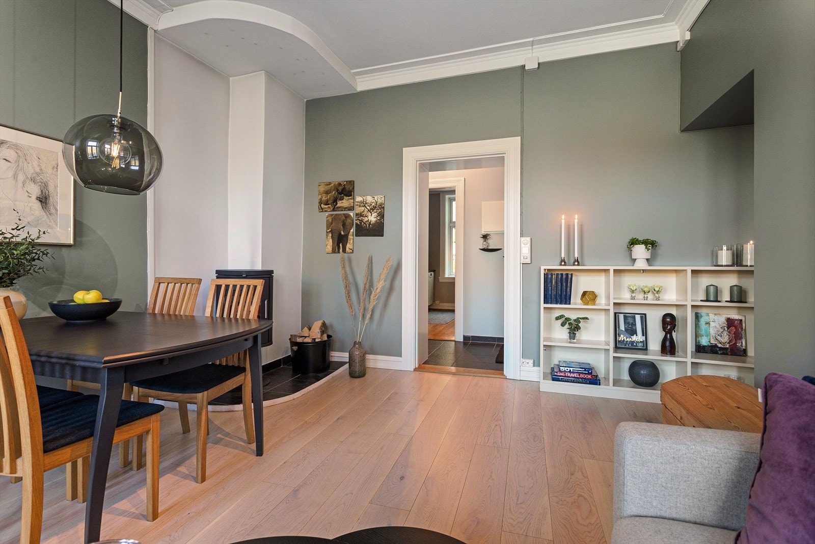 Du har plass til å innrede både spiseavdeling og sofagruppe i stuen. Galleribilde