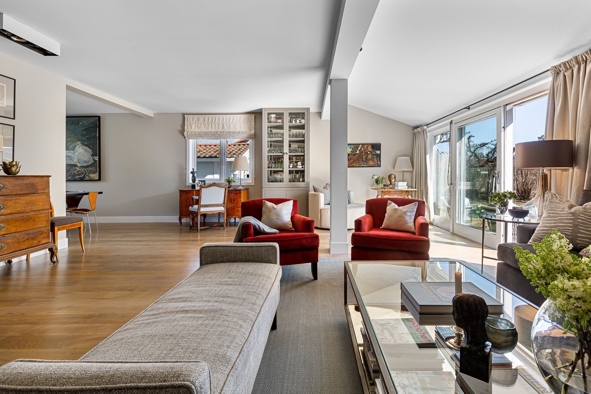 Planløsningen i 1. etasje er god med blant annet en romslig og svært fleksibel stue Galleribilde