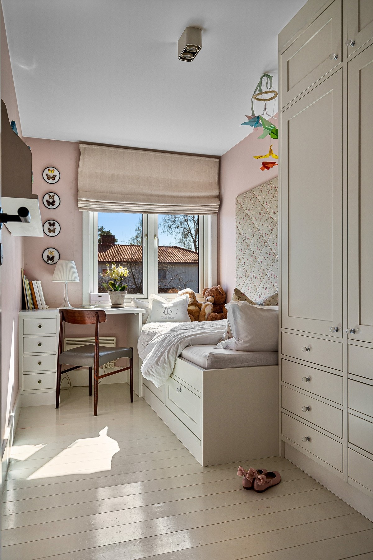 Med innredning fra møbelsnekker er soverommene både lekre og innholdsrike Galleribilde