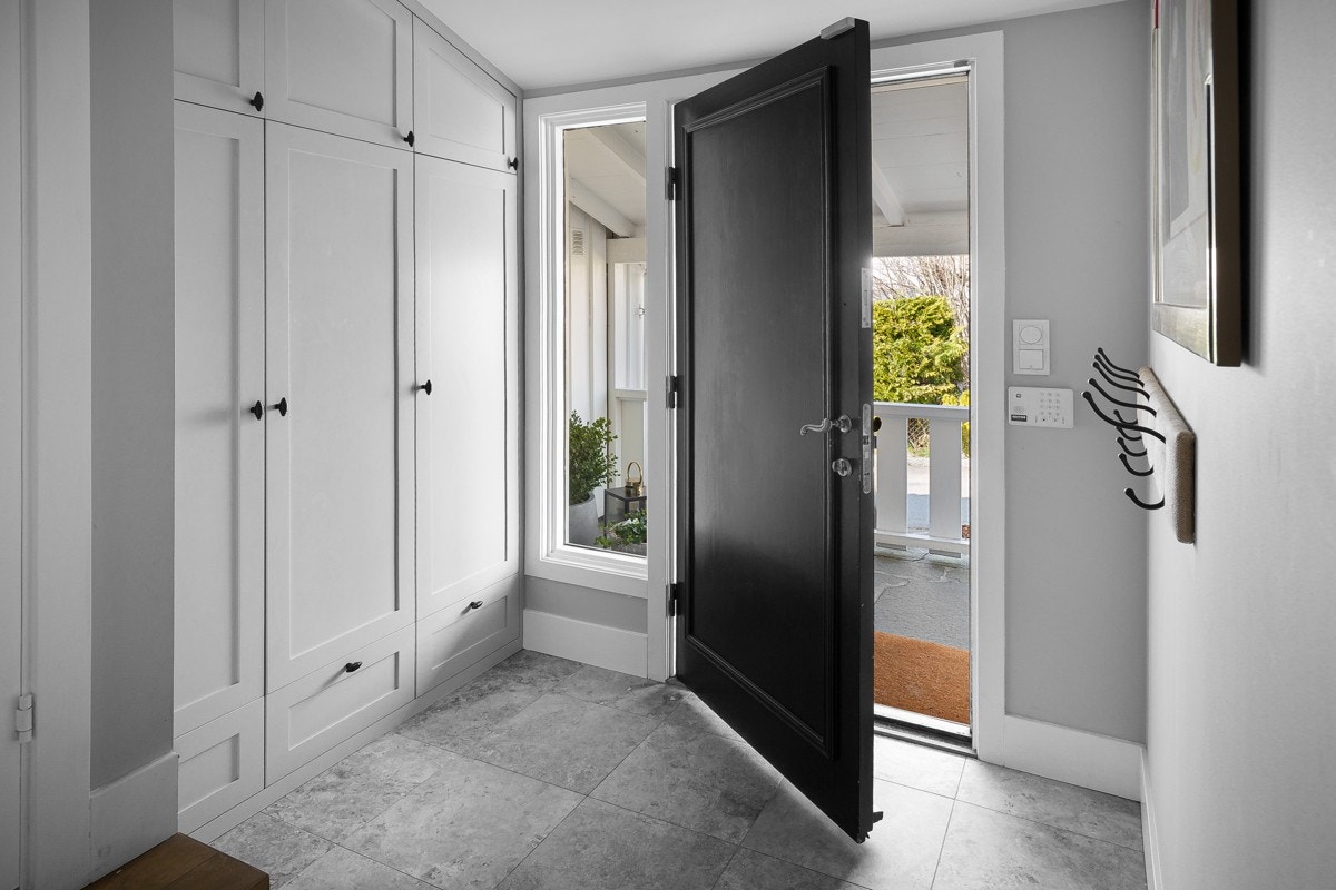 Entré med fliser, varmekabler og plassbygget garderobe Galleribilde