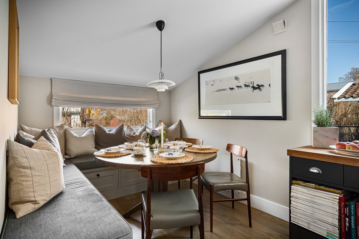 Her er det plass til mange rundt bordet med plassbygget sofa Galleribilde