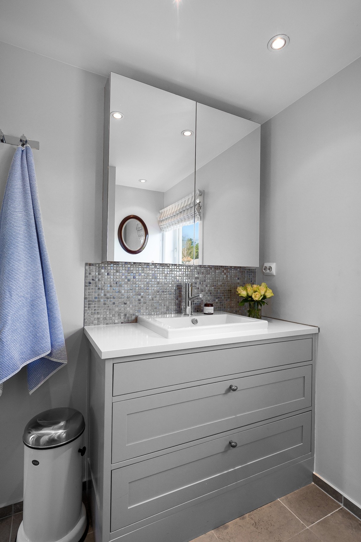 Baderom med plassbygget møbel fra Elen Møbelstudio Galleribilde