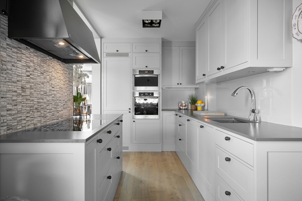 Ventilatorhette fra Røroshetta, fliser fra Fired Earth, hvitevarer fra Miele og oppvaskmaskin fra Siemens Galleribilde