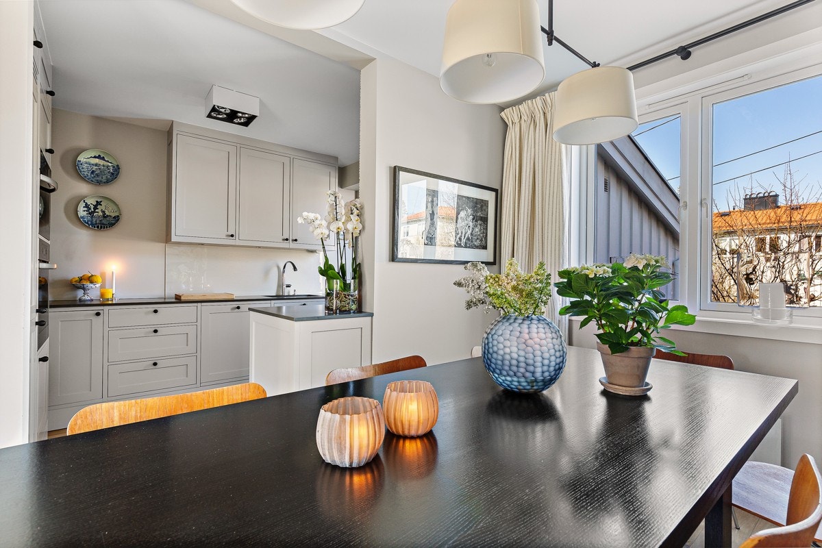 Kjøkkenet er delvis åpnet mot spisestuen Galleribilde