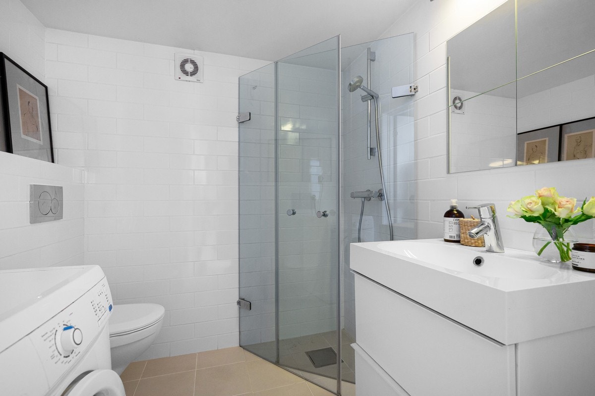 Bad i kjelleretasjen med dusj og opplegg til vaskemaskin Galleribilde