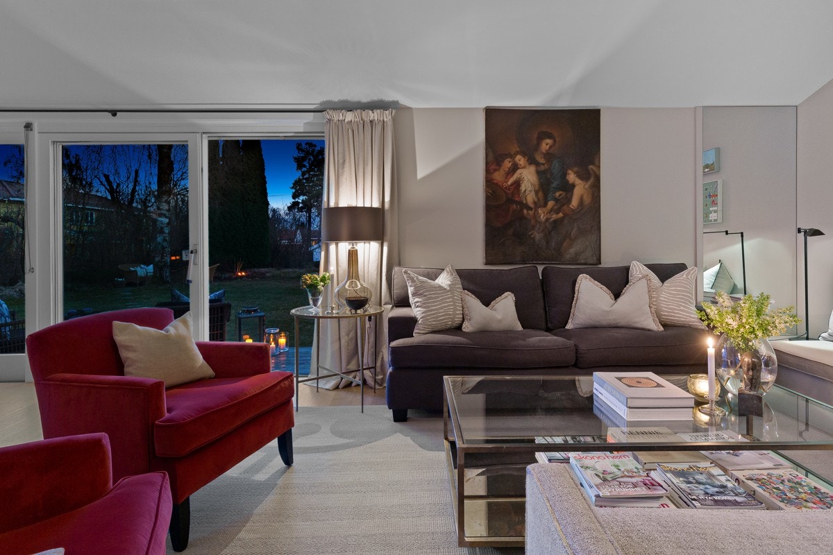 God takhøyde og store vindusflater mot hagen Galleribilde