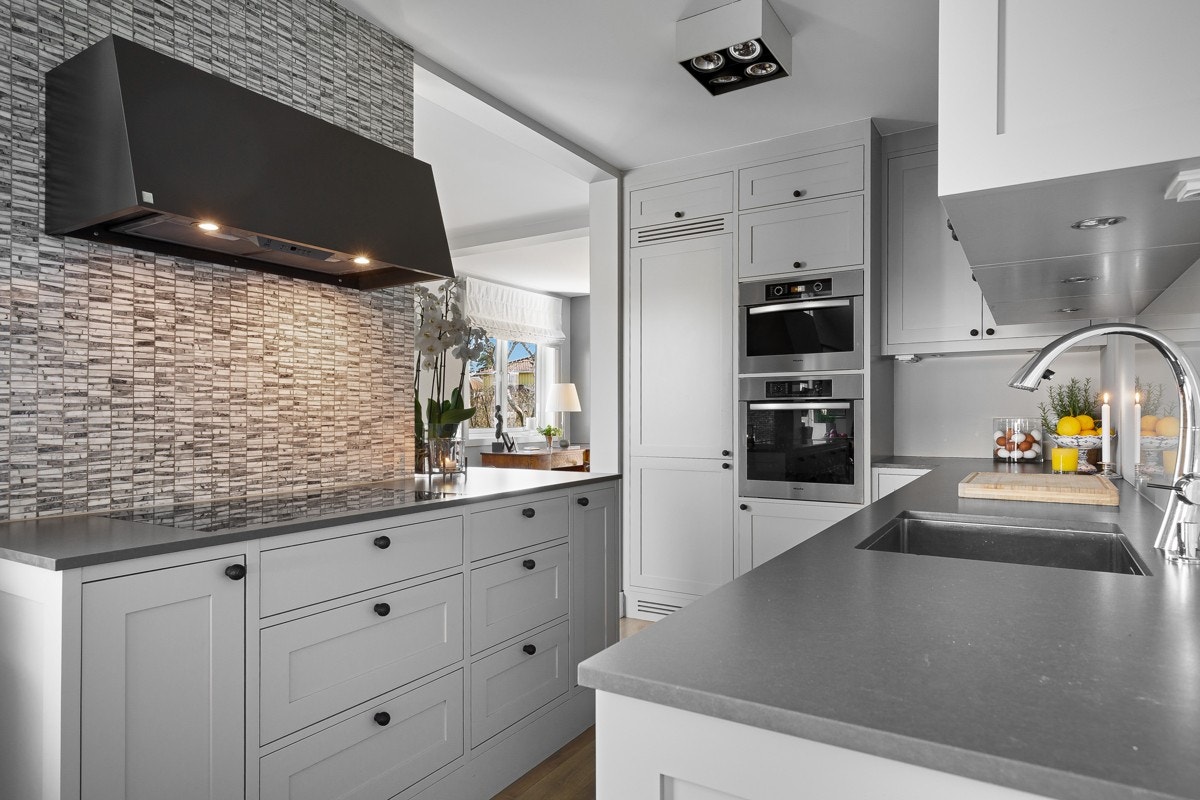 Snekkerbygget kjøkken fra Elen Møbelstudio med sten benkeplate Galleribilde