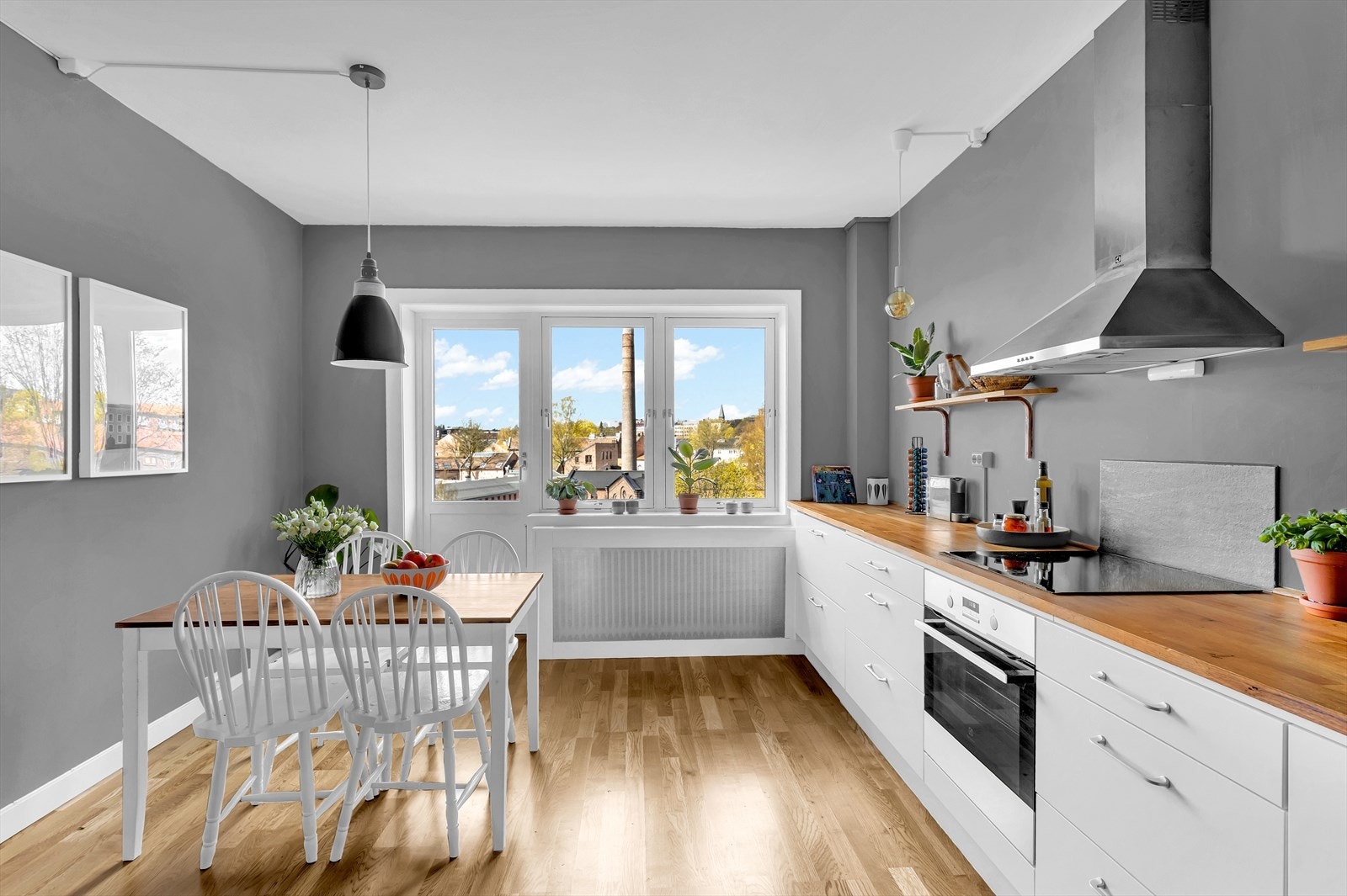 Det er god plass til å møblere med spisegruppe om ønskelig. Galleribilde