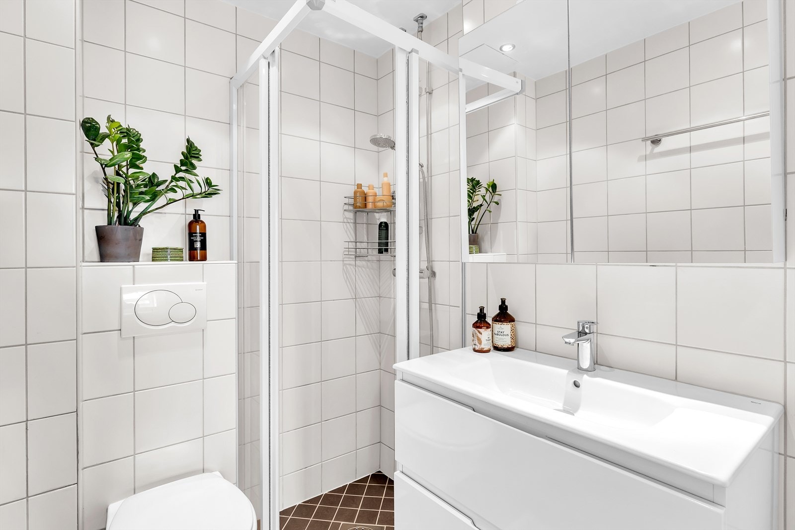 Boligens bad er pent flislagt og har varme i gulv. Galleribilde