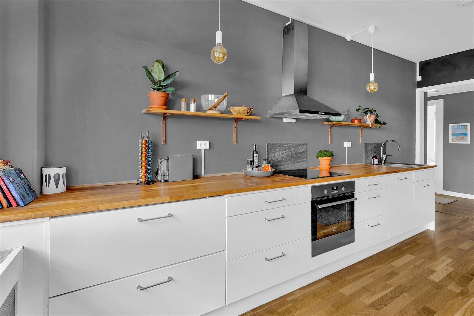 Rikelig med skap- og benkeplass. Galleribilde