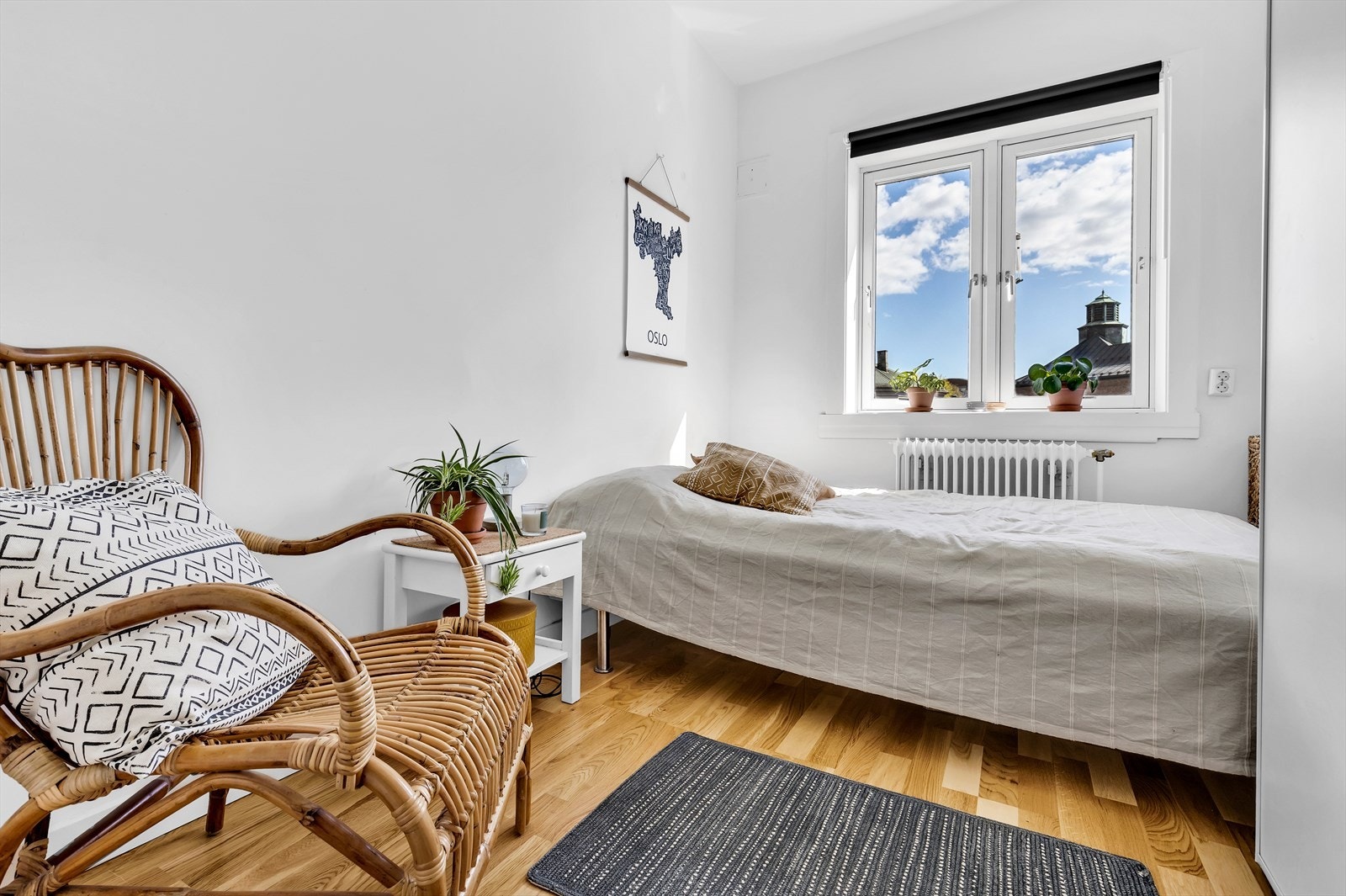 Boligens gjesterom/ kontor har god plass til dobbeltseng og tilhørende møblement. Galleribilde