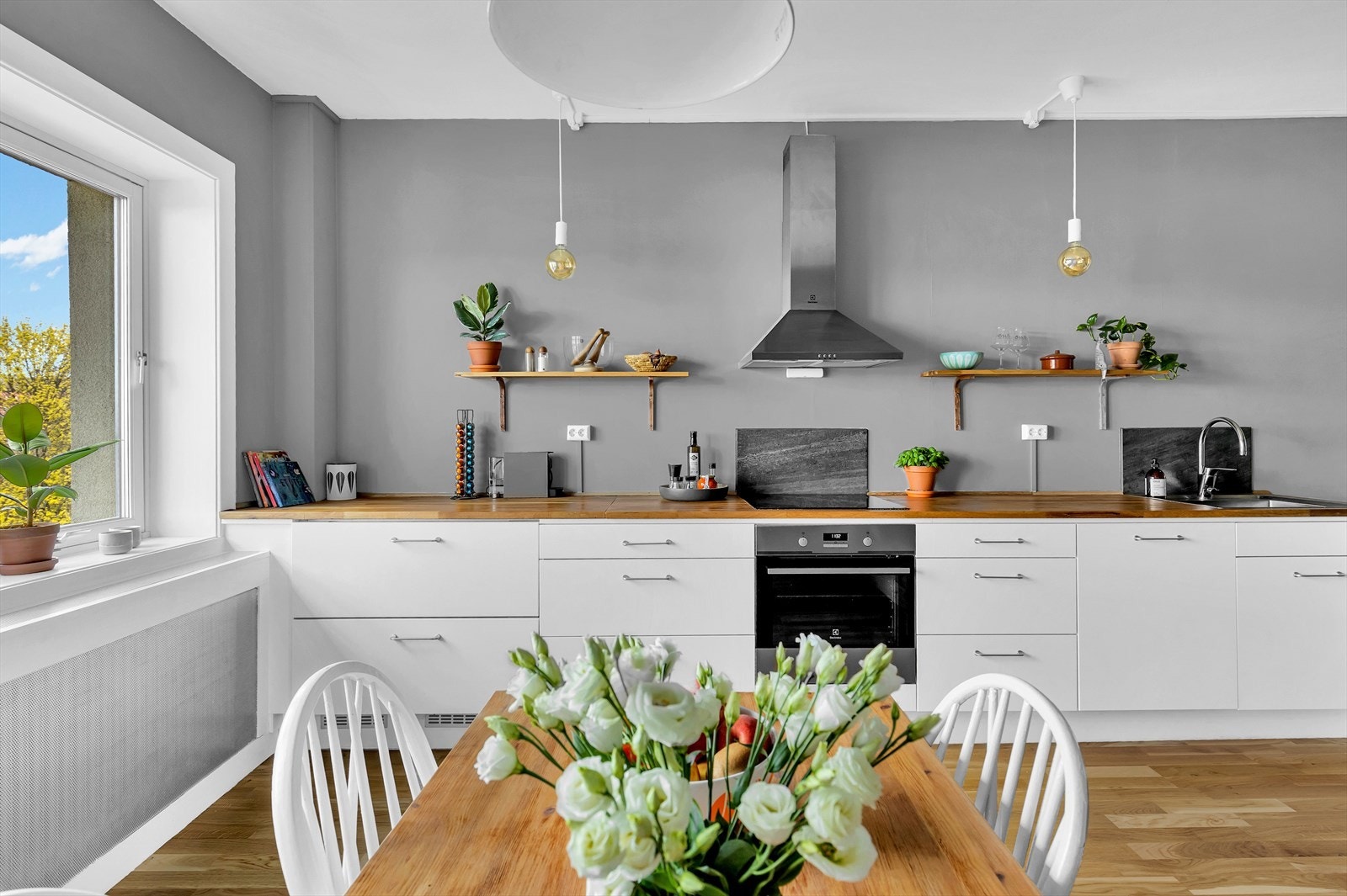 Smarte kjøleskuffer er integrert i kjøkkeninnredningen. Galleribilde