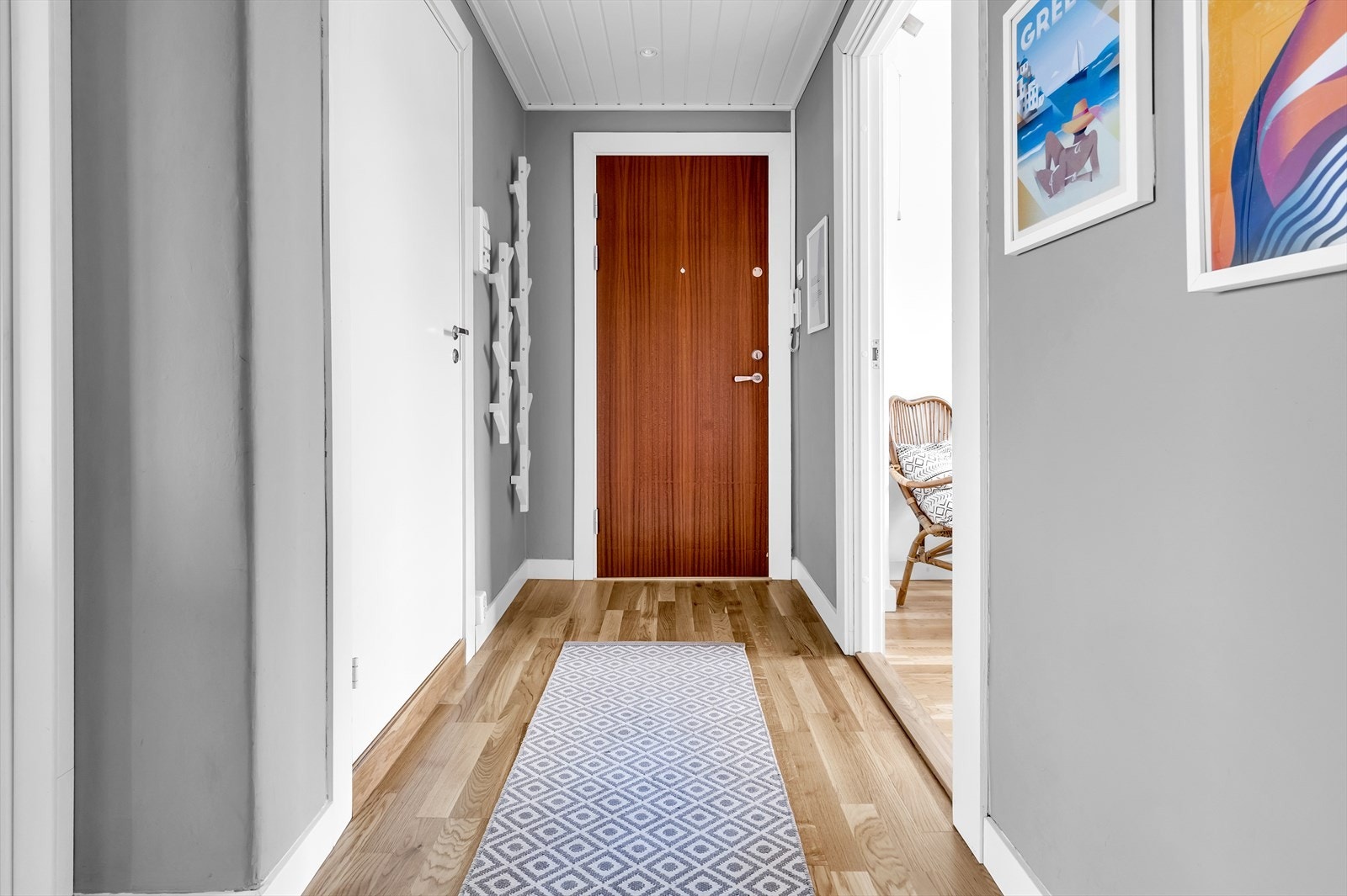 Entréen er av god størrelse, med plass til å henge fra seg tøy og sette fra seg sko. Galleribilde