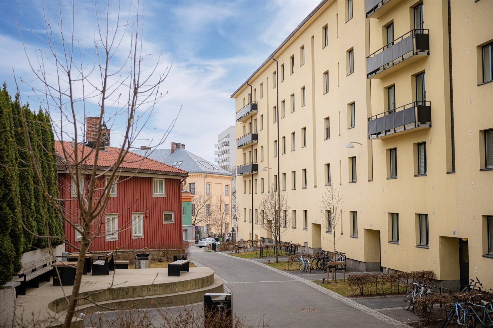 Pent opparbeidet uteområde utenfor blokken med sitteplasser Galleribilde