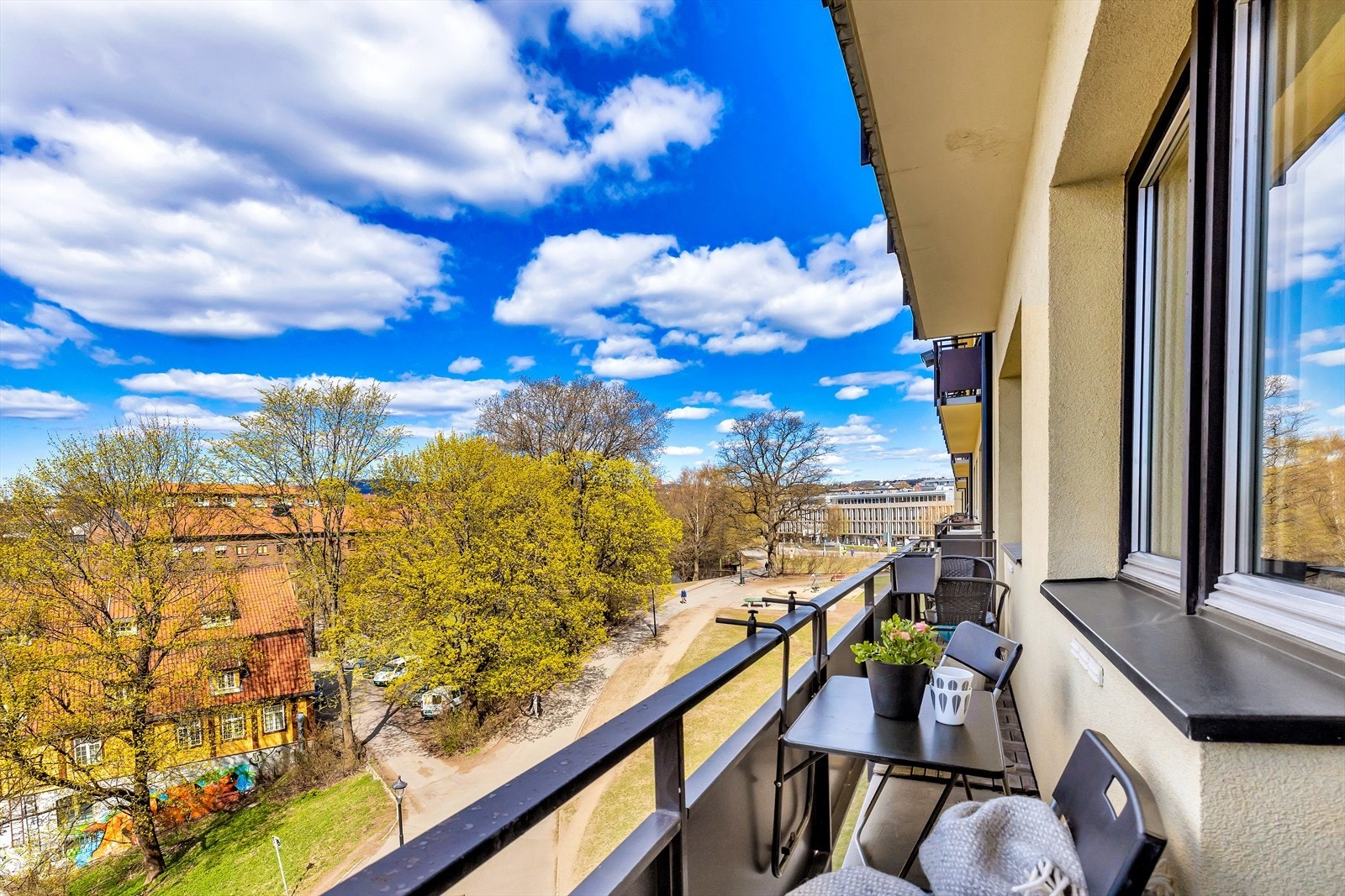 Utgang til solrik, vestvendt brannbalkong fra stuen. Galleribilde