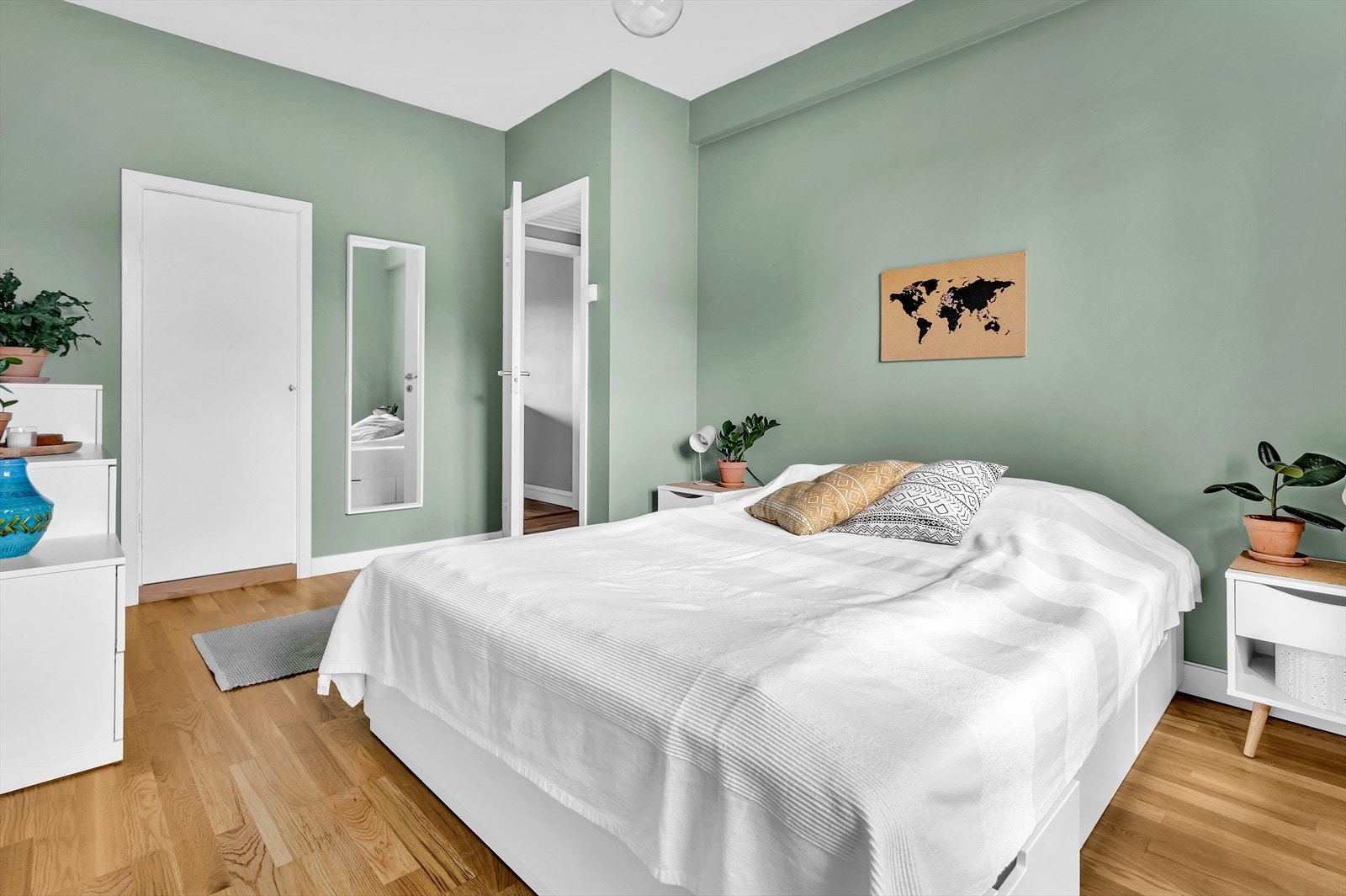 Hovedsoverommet er meget romslig, og har et innebygd garderobeskap til oppbevaring. Galleribilde