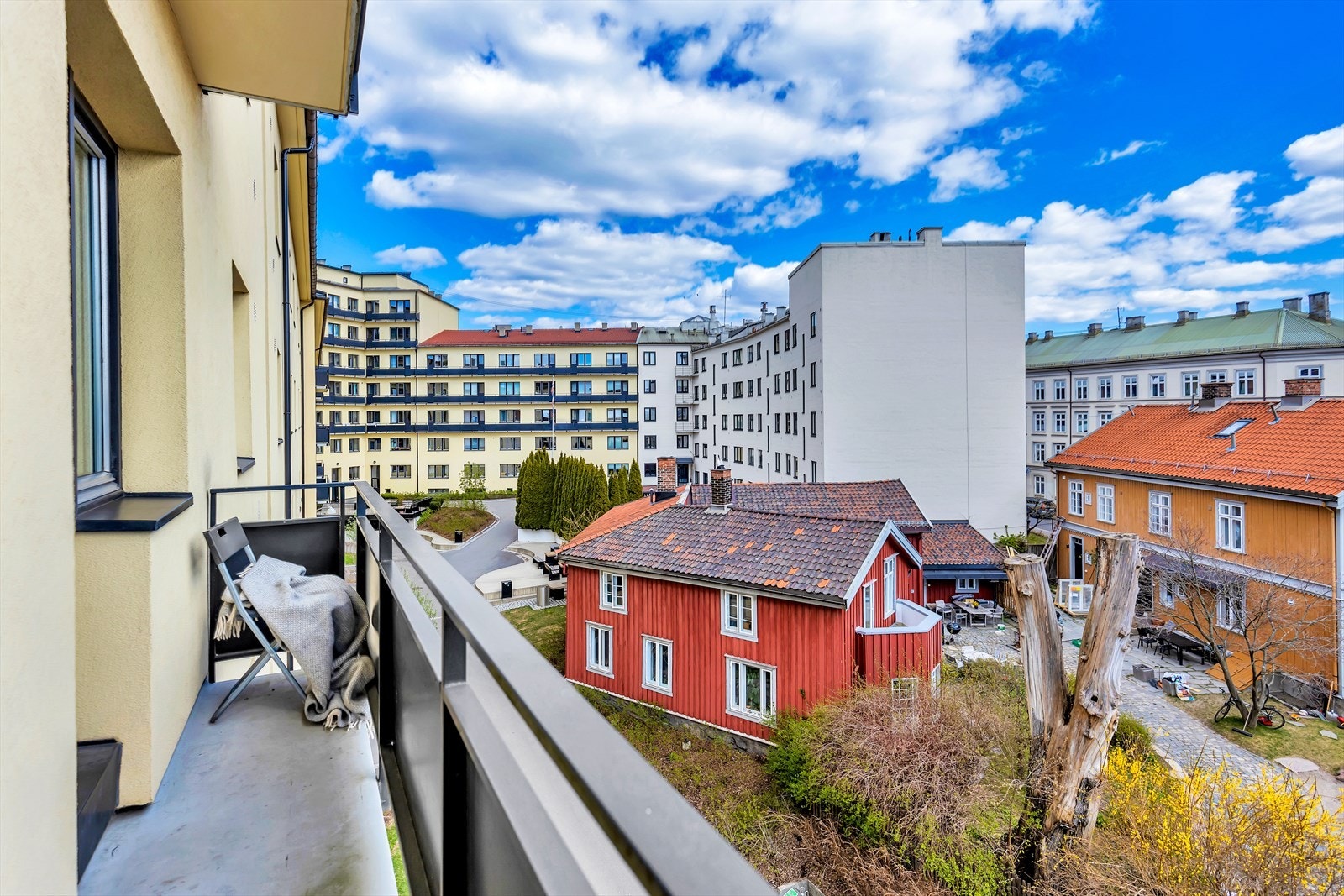 Det er minimalt med innsyn til boligen fra begge sider. Galleribilde