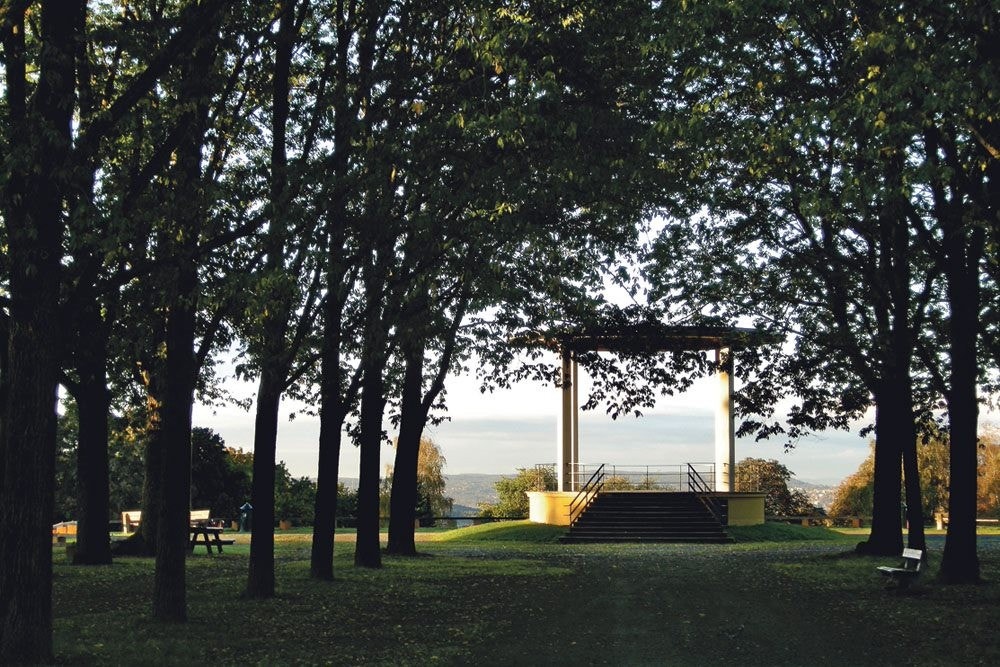 Torshovparken en kort spasertur fra boligen, her er det et rikt folkeliv Galleribilde