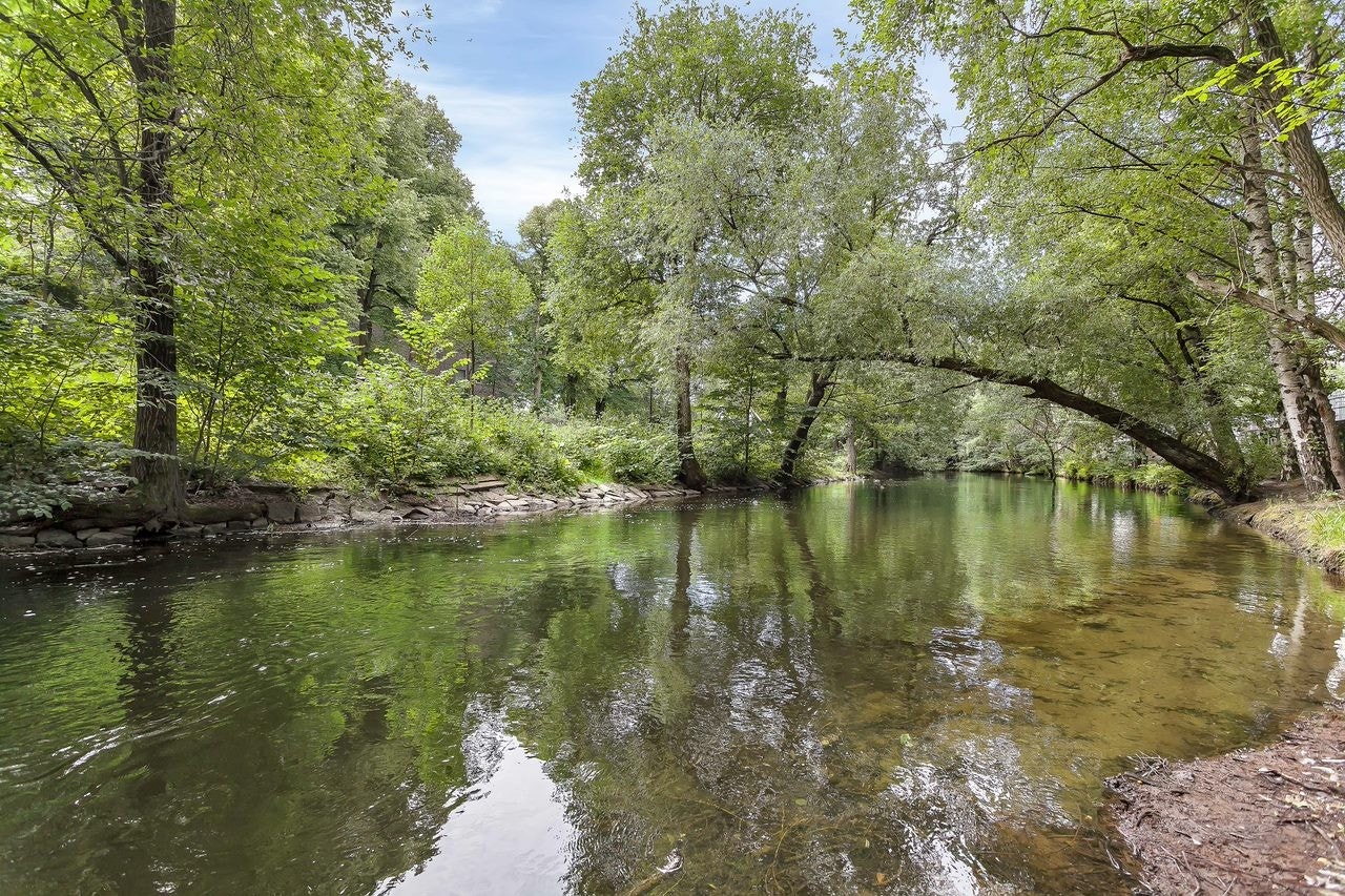 Langs med Akerselva har Oslo kommune opparbeidet en sammenhengende elvesti fra Bjørvika i sør, til Maridalen i nord. Galleribilde