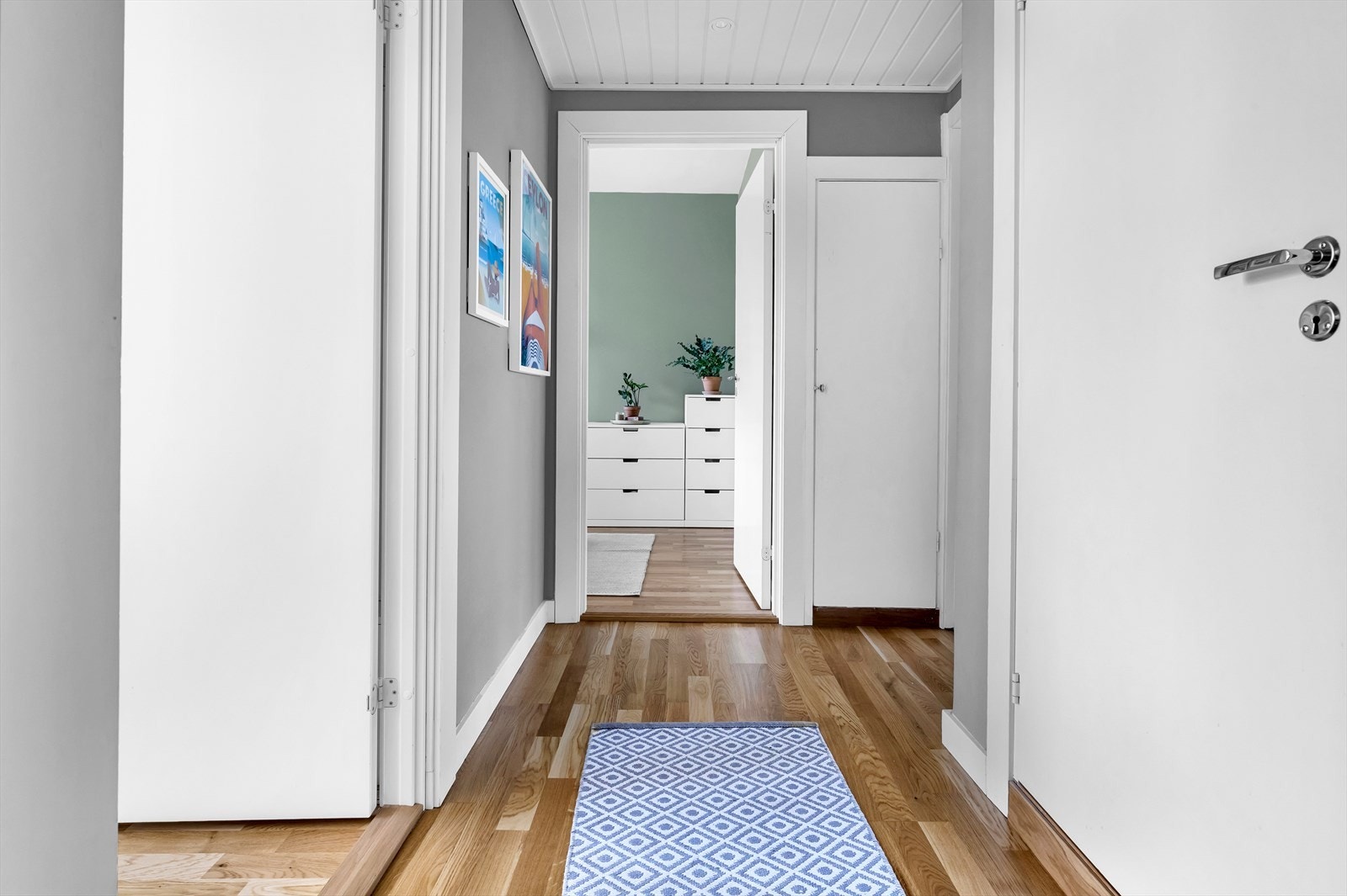 Praktisk innebygd garderobeløsning i enden av rommet. Galleribilde