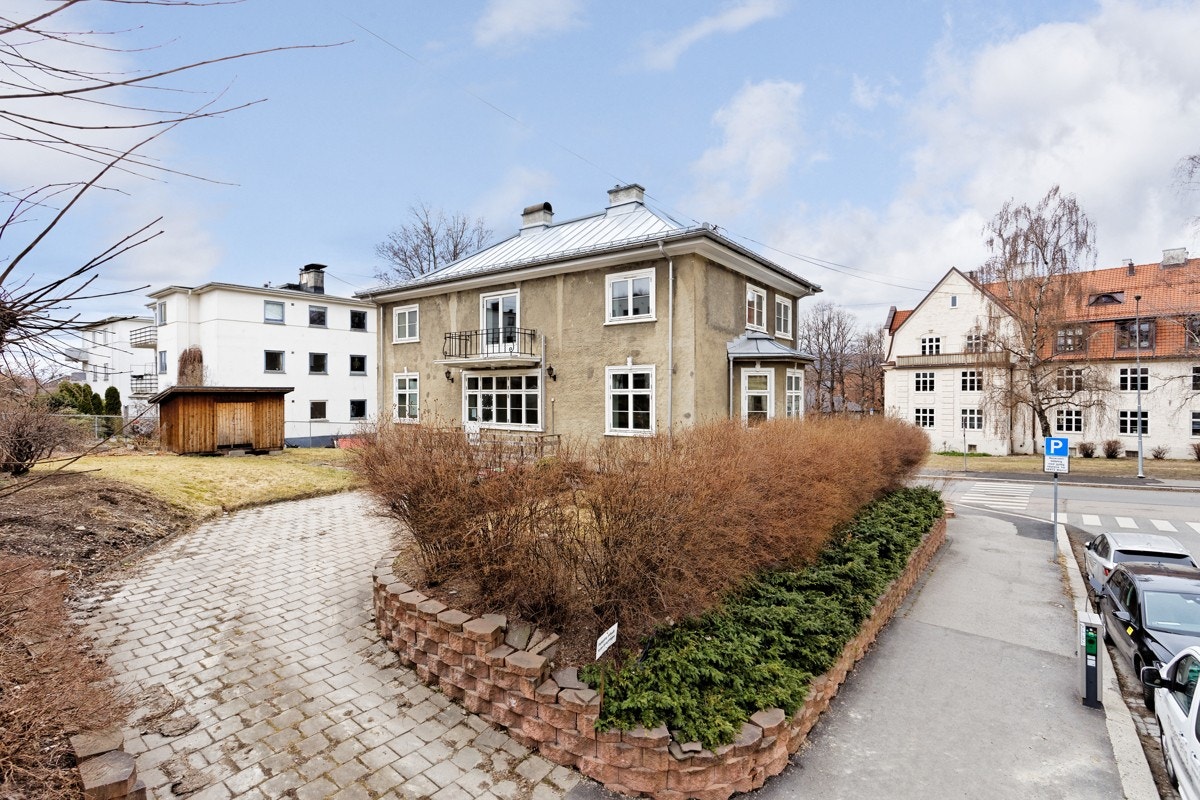 Ærverdig villa med stor solrik tomt. Galleribilde