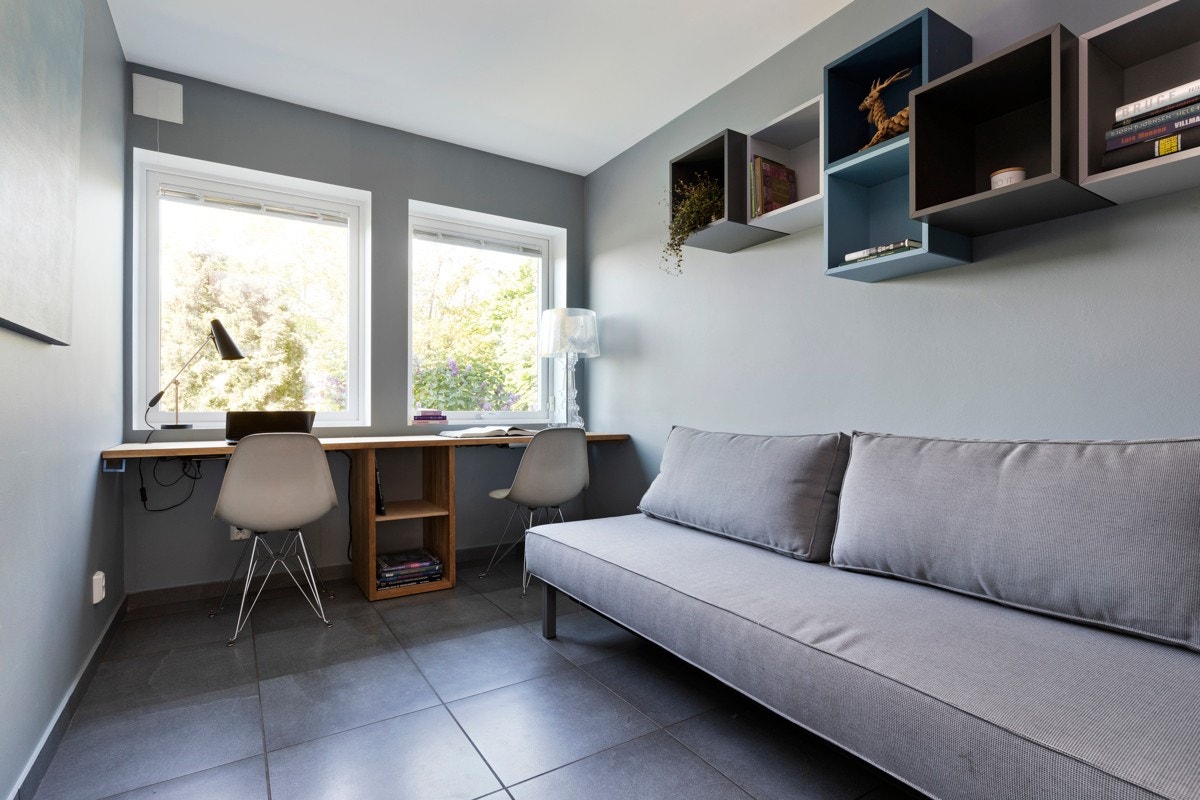 Soverom 3 med plassbygget skrivebord. Perfekt for hjemmekontorløsning eller lekser for barn. Galleribilde