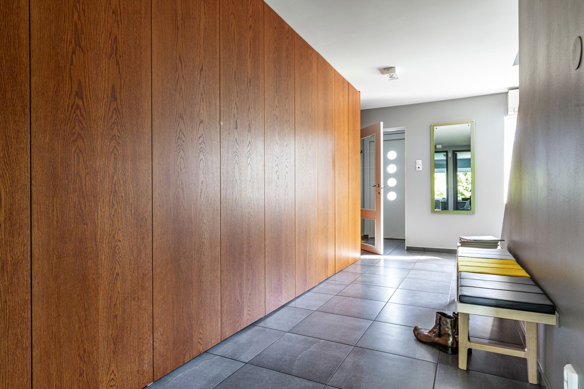 Plassbyggede garderobeskap med fronter i finert eik fra Studio10 med innvendig belysning. Galleribilde